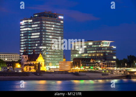 Deutschland, Köln, Blick über den Rhein auf den Bezirk Deutz mit dem Lanxess Tower, vorne auf der linken Seite die Kirche Alt St. Heribert. English Stockfoto