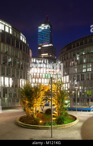 Deutschland, Köln, im Mediapark, das Forum des Gebäudekomplexes Mediapark 4, Blick auf Köln Turm. Deutschland, Köln, im Mediapark, das F Stockfoto