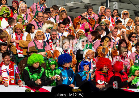 Deutschland, Köln, Karneval, Rosenmontag Prozession, Zuschauer auf einem Ständer im Museum Ludwig. Deutschland, Koeln, Karneval, Rosenmontagszug, Zusc Stockfoto