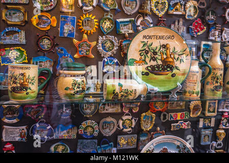 Geschenk Shop auf die Altstadt von Kotor Küstenstadt, in der Bucht von Kotor der Adria, Montenegro entfernt Stockfoto