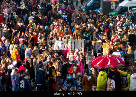 Deutschland, Köln, Karneval, Rosenmontag Prozession, Menschenmenge vor dem Hauptbahnhof. Deutschland, Koeln, Karneval, Rosenmontagszug, Menschenmeng Stockfoto