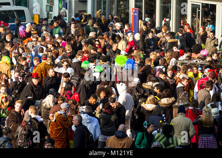 Deutschland, Köln, Karneval, Rosenmontag Prozession, Menschenmenge vor dem Hauptbahnhof. Deutschland, Koeln, Karneval, Rosenmontagszug, Menschenmeng Stockfoto