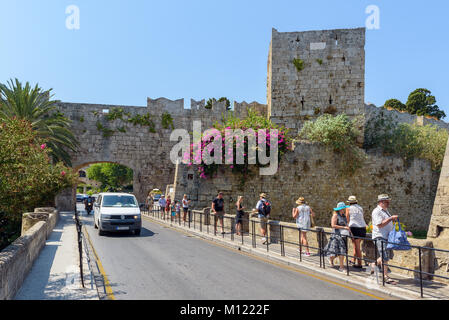 RHODES, Griechenland - AUGUST 2017: Touristen an der schmalen Straße von Rhodos Altstadt auf der Insel Rhodos. Stockfoto