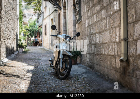Motorrad an der schmalen Straße von Rhodos Stadt auf der Insel Rhodos, Griechenland Stockfoto