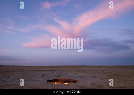 Die darvaza Gas Krater ('Door in die Hölle' oder 'Tor zur Hölle') in der Wüste Karakum bei Sonnenuntergang - eines der wichtigsten Touristenattraktionen in Turkmenistan. Stockfoto