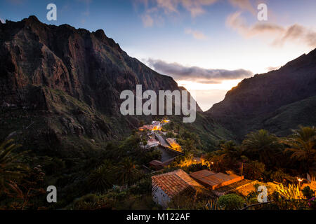 Bergdorf Masca in der Dämmerung, Masca Schlucht, Montana Teno Gebirge, Teneriffa, Kanarische Inseln, Spanien Stockfoto