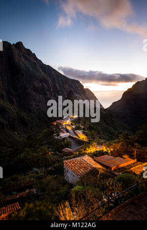 Bergdorf Masca in der Dämmerung, Masca Schlucht, Montana Teno Gebirge, Teneriffa, Kanarische Inseln, Spanien Stockfoto