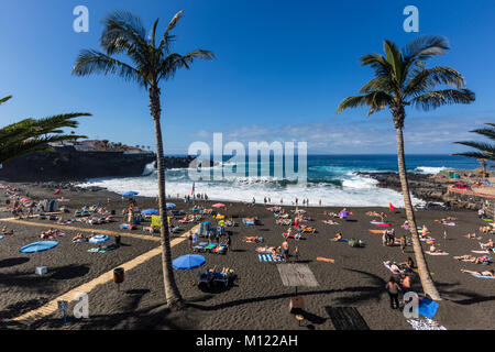 Touristen am Strand Playa de la Arena, Puerto Santiago, Teneriffa, Kanarische Inseln, Spanien Stockfoto