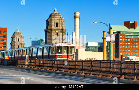 Harvard University, Cambridge Boston T Zug über Longfellow Brücke gehen. Stockfoto