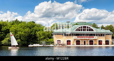 Boston University Bootshaus, 1999 erbaut, ist die vor kurzem erbaute College Athletic Anlage entlang des Charles River. Vom Wasser aus gesehen. Stockfoto