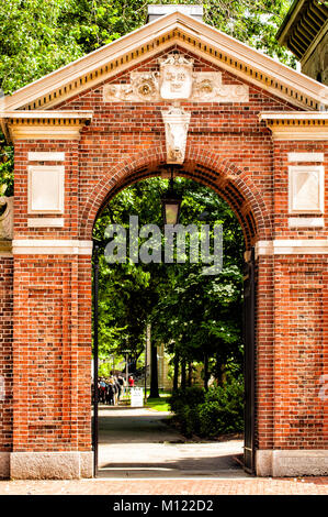 Harvard University Eintrag öffnen Tor in Harvard Yard. Aus rotem Backstein mit einem eisernen Tor. Stockfoto