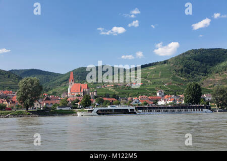 Panoramablick über die Donau-an-der-donau, mit Pfarrkirche St. Mauritius, Wachau, Niederösterreich, Österreich zu Spitz Stockfoto