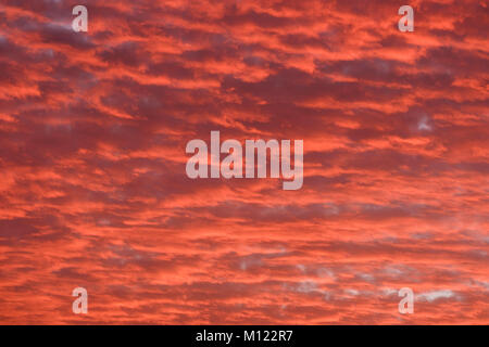 Red bewölkter Himmel bei Sonnenuntergang, Atlantik, La Gomera, Kanarische Inseln, Spanien Stockfoto