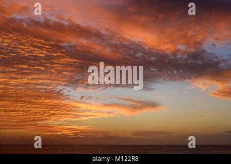 Red bewölkter Himmel bei Sonnenuntergang, Atlantik, La Gomera, Kanarische Inseln, Spanien Stockfoto