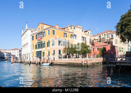 Die bunten Palazzo Civran Badoer Barozzi an der Ecke von Rio de San Vidal, Grand Canal, San Marco, Venedig, Venetien, Italien Stockfoto