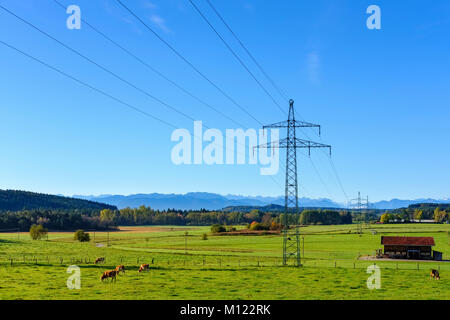 Hochspannungsleitung in der Nähe von Egling, Voralpen, Oberbayern, Bayern, Deutschland Stockfoto