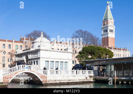 Palazzina Selva San Marco, Venedig, Venetien, Italien am Riva degli Schiavoni mit dem Campanile oder St Mark Bell Tower hinter Stockfoto