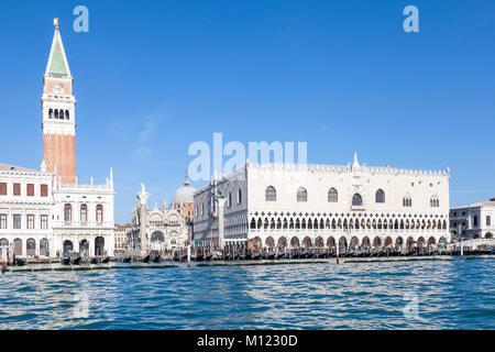 Dogen Palast, Palazzo Ducale, Palazzo Ducale und Campanile San Marco, Venedig, Italien, mit einem Blick durch die Piazetta San Marco zu St Marks Basilika von Th Stockfoto