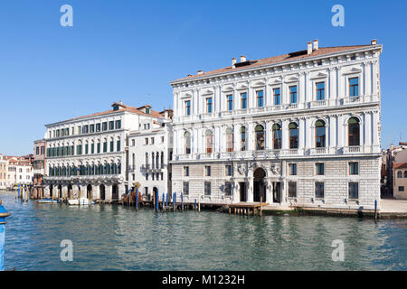 Palazzo Grassi und der Palazzo Moro-lin, Grand Canal, San Marco, Venedig, Venetien, Italien. Palazzo Grassi ist ein Museum für zeitgenössische Kunst und dem Messegelände Stockfoto