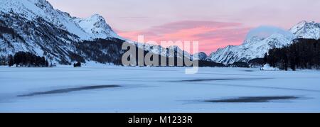 Gefrorenen Silsersee im Winter, hinten, Piz Cam, Pizzo di Prata, Piz Salacina, Piz Lizun, Pizzi di Maroz, Piz Duan, Sils Stockfoto