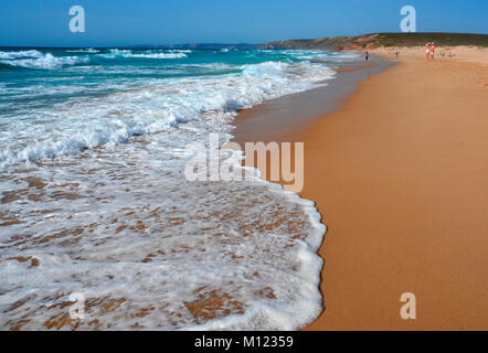 Wellen an der Praia da Bordeira, Carrapateira, Algarve, Portugal Stockfoto