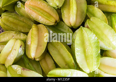 Frisches Obst carambola (Averrhoa carambola) oder Star Fruit auf Tisch, flach Stockfoto