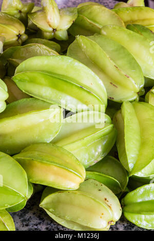 Frisches Obst carambola (Averrhoa carambola) oder Star Fruit auf Tisch Stockfoto