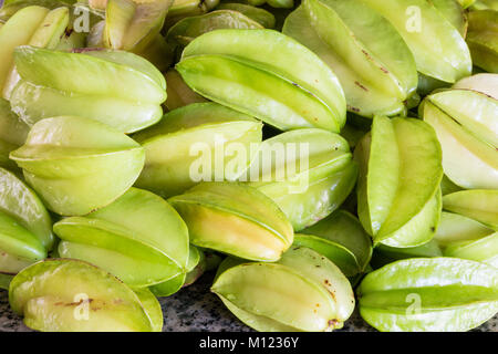 Frisches Obst carambola (Averrhoa carambola) oder Star Fruit auf Tisch, flach Stockfoto