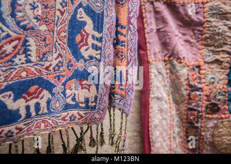 Textilien am Fort Markt, Jaisalmer, Rajasthan Stockfoto