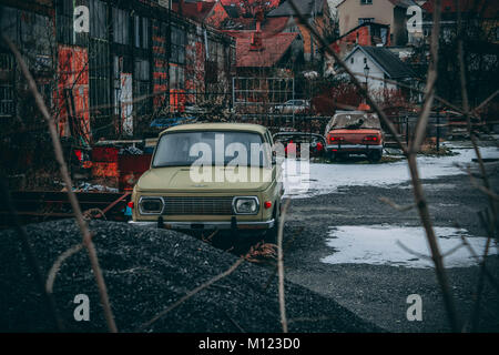 Kaputte alte Karte auf Yard Stockfoto