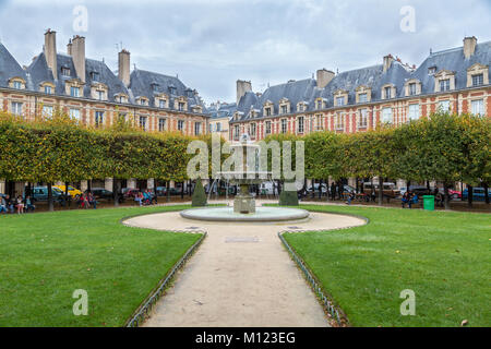 Brunnen, Place des Vosges, Paris, Frankreich Stockfoto