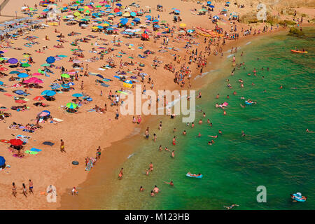 Belebten Strand, Praia de Carvoeiro, Carvoeiro, Algarve, Portugal Stockfoto