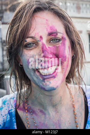 Holi Farbe Festival Portrait, Varanasi, Indien Stockfoto