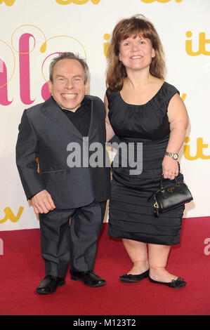 Warwick Davis und seine Frau Samantha Davis an der ITV-Gala im London Palladium in London. 19. Oktober 2015 © Paul Treadway Stockfoto