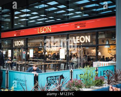 Der Leon gesunde & gesunde Fastfood-Restaurant im Londoner Spitalfields Market Development in der City of London. Stockfoto