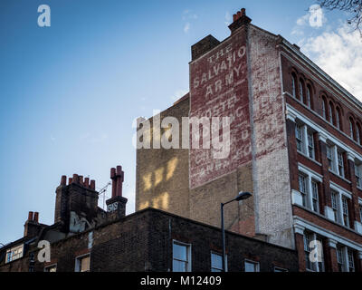 Old Salvation Army Hostel Schild an der Seite eines Gebäudes in der Old Street in Central London UK. Geisterzeichen London. Geisterschild London. Stockfoto