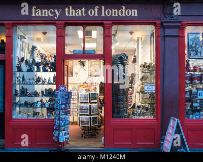 London Souvenir Shop - Fancy, der London touristische Souvenir Shop in der Nähe des British Museum in Bloomsbury, London. Stockfoto