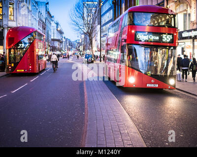 London Oxford Street Busse - Zwei neue Routemaster Busse auf der Oxford Street, Londons wichtigste Einkaufsstraße in der Dämmerung Stockfoto