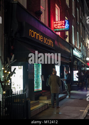 Ronnie Scott's Jazz Club - Leuchtreklamen außerhalb des berühmten Ronnie Scott's Jazz Club im Londoner Stadtteil Soho. Stockfoto