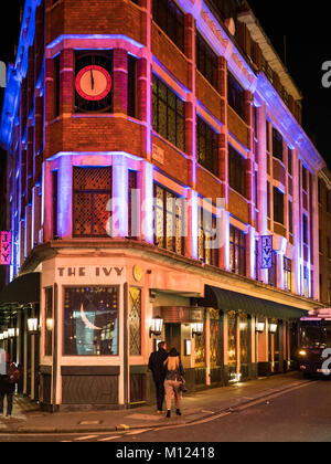 Das Ivy Restaurant in der West Street im Londoner Viertel Covent Garden. Gegründet an diesem Standort im Jahr 1917. Stockfoto