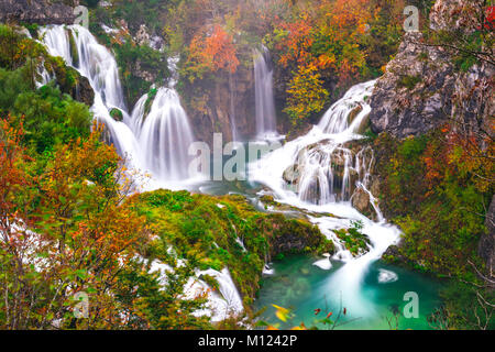Schönen Wasserfall Herbst im Nationalpark Plitvice, Kroatien Stockfoto