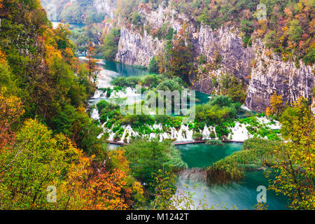 Blick von oben auf die Holz- wege im Nationalpark Plitvicer Seen, Kroatien Stockfoto