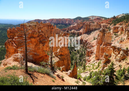 Ein Blick auf ein Loch in der Wand in Schwarz Birke im Bryce Canyon National Park, UT Stockfoto