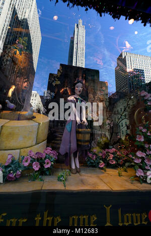 Weihnachten Fenster Anzeige der Saks Fifth Avenue Kaufhaus mit der Reflexion des Rockefeller Center im Hintergrund. Manhattan, New York City, USA. Stockfoto