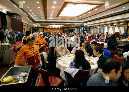 Dim Sum Karren ausgerollt in überfüllten Jing Fong Chinesisches Restaurant in Chinatown. Manhattan, New York City, USA. Stockfoto