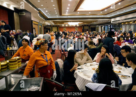 Dim Sum Karren ausgerollt in überfüllten Jing Fong Chinesisches Restaurant in Chinatown. Manhattan, New York City, USA. Stockfoto