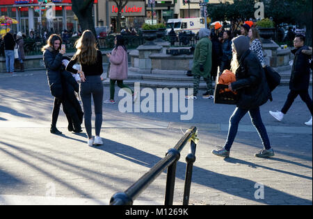 Zwei junge Frauen Fotos miteinander in einer sehr kalten Tag in Washington Square. Manhattan, New York City, USA. Stockfoto
