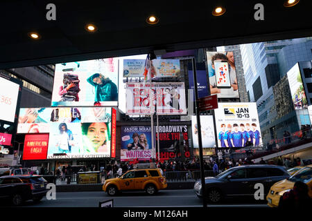 Elektronische Anschlagtafeln und Verkehre am Times Square in einem Wintertag. Manhattan, New York City, USA. Stockfoto