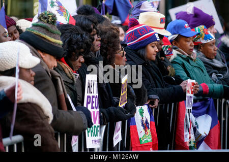 Demonstranten versammeln sich in einer Kundgebung gegen Rassismus in Opposition zu Präsident Trumpf der abwertenden Kommentare über Haiti und Afrikanischen Nationen. New York City, USA. Stockfoto