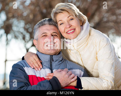 Portrait älteres Ehepaar Umarmung an einem sonnigen Tag im Park Stockfoto